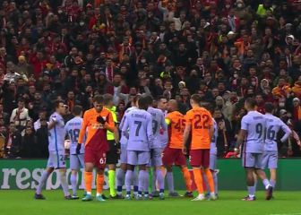 Lluvia de objetos y balonazo de Jordi Alba a la grada