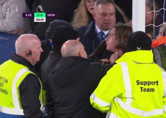 Se ata con una brida el cuello al poste en la Premier League