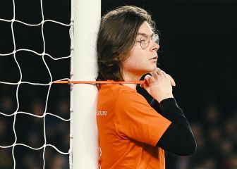 Las imágenes del aficionado que se ató por el cuello al palo en el Everton-Newcastle