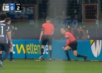 La reacción de los jugadores del Bochum tras el vasazo al línier de sus fans que se ha hecho TT