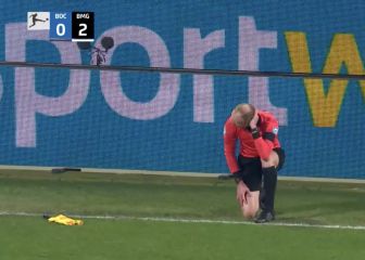 Suspendido el Bochum-Gladbach tras el lanzamiento de un vaso de cerveza al juez de línea