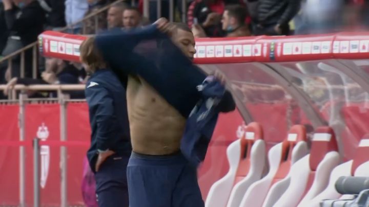 El enfado de Mbappé con la camiseta térmica después de que el PSG encajara el 1-0