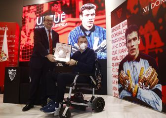 Unzué recibe el Dorsal de Leyenda del Sevilla