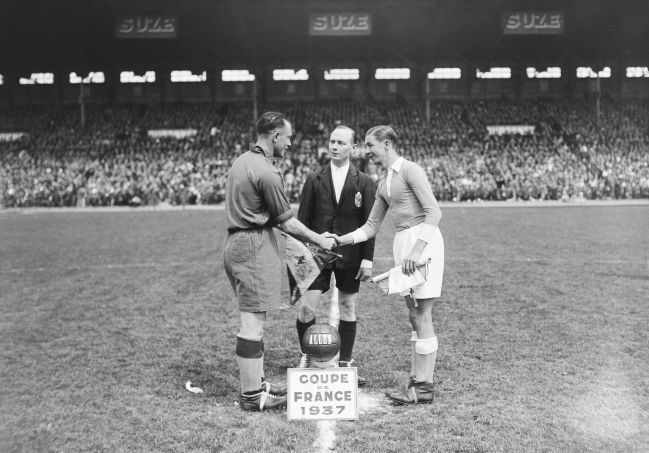 Etienne Mattler, a la derecha, saluda a su homólogo Lucien Halter, capitán del Estrasburgo, antes de la final de Copa francesa de 1937.