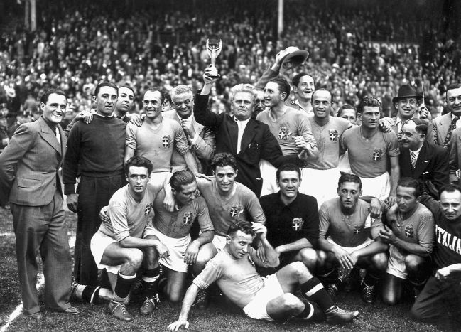 La selección de Italia, con Vittorio Pozzo en el centro levantando la Copa del Mundo, celebra el Mundial ganado en 1938. Nadie sabía que no habría más Mundiales hasta 1950.