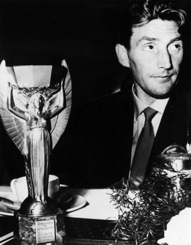 Fritz Walter, con el trofeo de campeón del mundo de 1954.