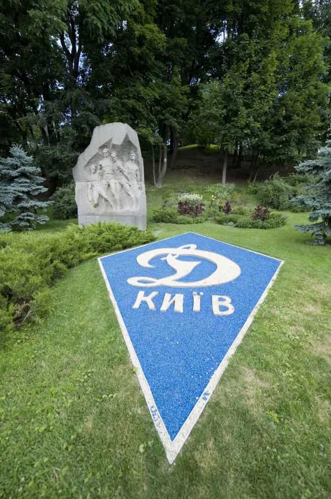 El homenaje del Dinamo de Kiev a los jugadores del FC Start.