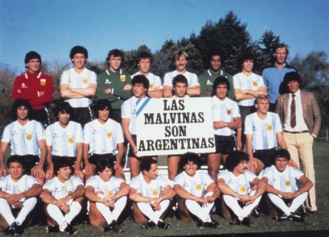 La selección argentina posa con un cartel reivindicativo sobre las Islas Malvinas.