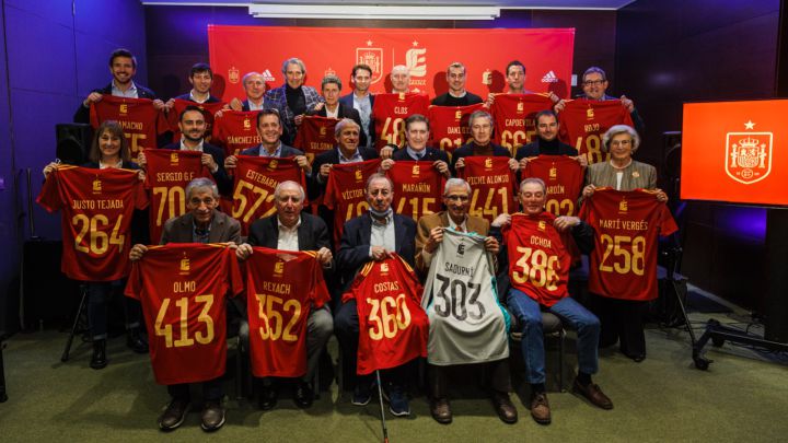 La Selección rinde homenaje a sus leyendas en Barcelona