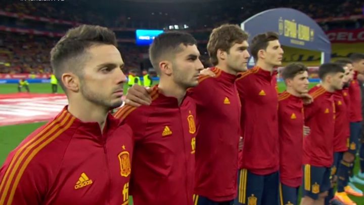 España volvió a Barcelona y llegó el momento más esperado: la reacción del público al himno nacional