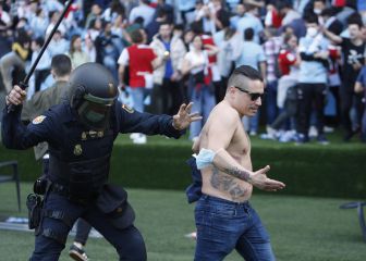 Tangana, invasión y carga policial en el derbi de 1ª RFEF de Balaídos