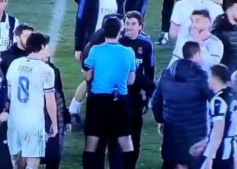 El madridismo aplaude: Raúl, totalmente encendido con el árbitro después del fuera de juego
