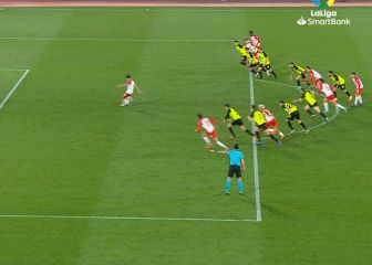 La doble rectificación del VAR en Almería: dos penaltis en 1 minuto con desenlace fatal y polémica