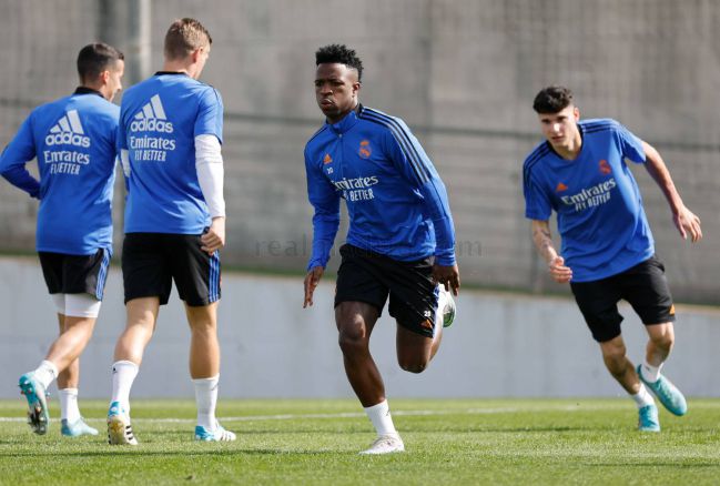 Vinicius, entrenando con el grupo tras volver a Madrid antes de tiempo.