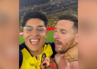 La cara de Messi al asaltarle un aficionado de Ecuador en pleno césped
