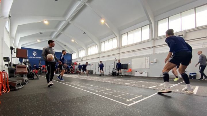 La nieve caída sobre Pamplona cambia los planes de los rojillos