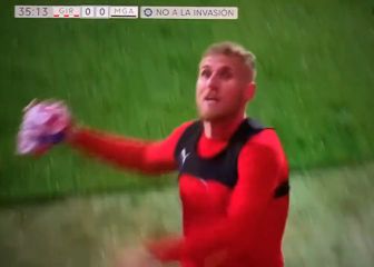 Míchel quita a Samu Saiz en el 35' y explota: 