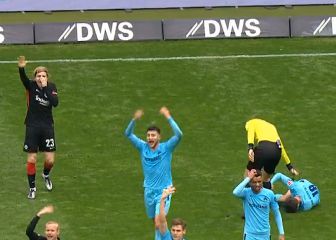 La reacción de compañeros y rivales lo dice todo: espeluznante lesión en la Bundesliga