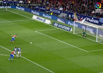 Muy duro que te pase esto cuando te quedas en el centro si eres portero: el penalti de Suárez