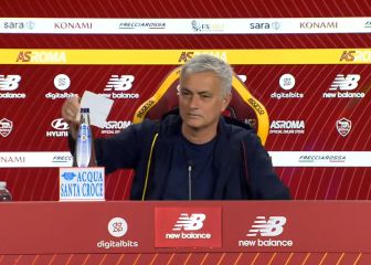 Nuevo show de Mourinho: saca un 'papelito' en rueda de prensa y se lo regala a un periodista