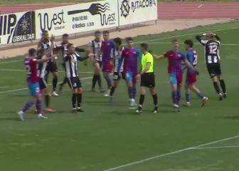El Barça B flirteando con el descenso y le pitan este penalti en el 94': en La Línea echan humo