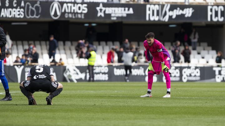 Los duelos directos le alejan del playoff