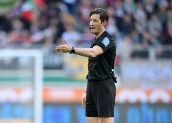 El árbitro del Augsburg-Mainz se equivoca y pide perdón en directo