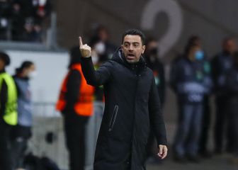 Xavi 'señala' al césped