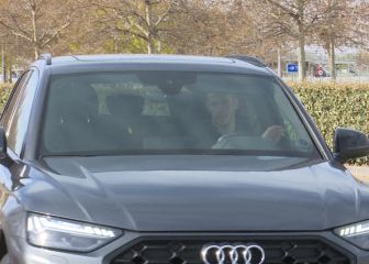 Unos aficionados vacilan a Bale a la entrada de Valdebebas: 