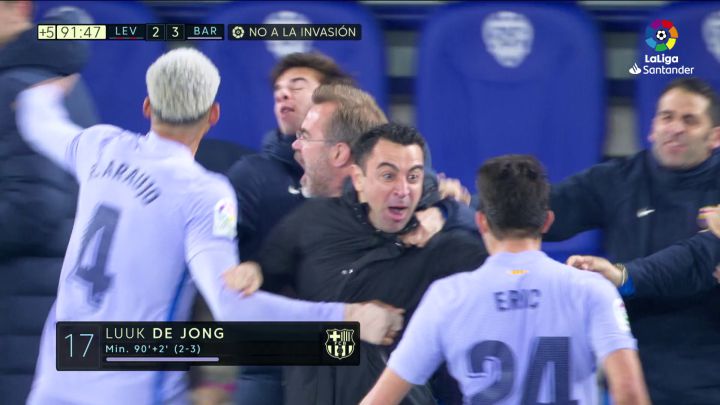 La eufórica celebración de Xavi del gol en el 92': ojos fuera de sí y 'devorado' por sus jugadores