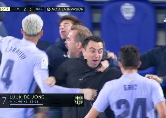 La eufórica celebración de Xavi del gol en el 92': ojos fuera de sí y 'devorado' por sus jugadores