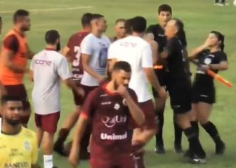 Un entrenador le da un cabezazo en la nariz a una árbitro
