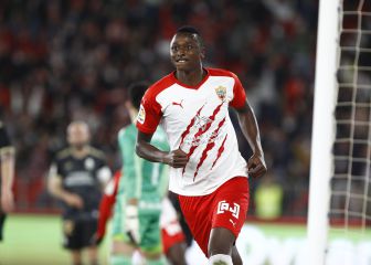 El Almería no suelta el acelerador