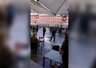 Hinchas de Manchester City y Chelsea la lían en la Plaza Mayor: la policía tuvo que cargar