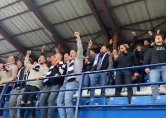 Surrealista: 200 aficionados del Eintracht animando en un partido de Segunda RFEF en Barcelona