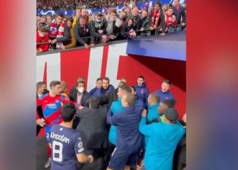 Nueva toma antes de entrar al túnel de vestuarios que muestra quién empezó la trifulca