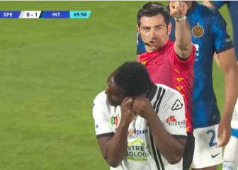 Deja a su equipo 6’ con uno menos por llevar un pendiente y su entrenador reacciona así