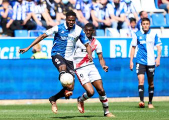 Joselu mantiene vivo al Alavés