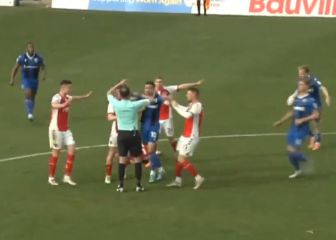 Historia del fútbol: dos jugadores son expulsados a la vez por hacer la misma entrada