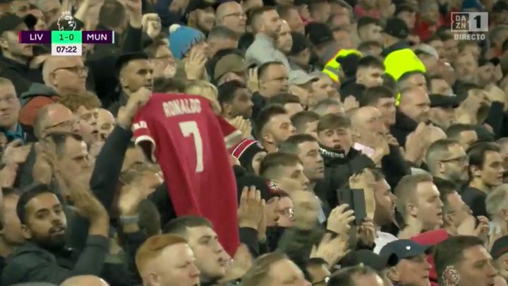 Inolvidable homenaje de Anfield a Cristiano en el minuto 7