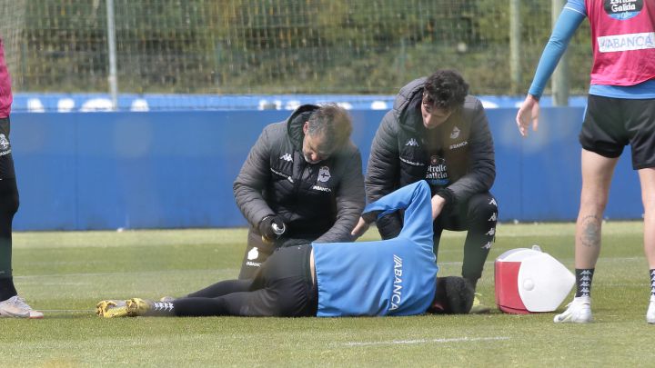 Alberto Qules lesionado en un entrenamiento del Deportivo.
