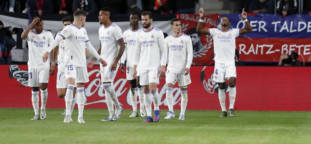 Los jugadores del Madrid celebran un gol en El Sadar.