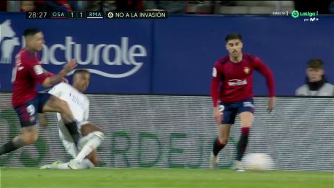 El pisotón de Chimy Ávila a Rodrygo en el minuto 26 del Osasuna-Real Madrid de la jornada 33 de LaLiga Santander.