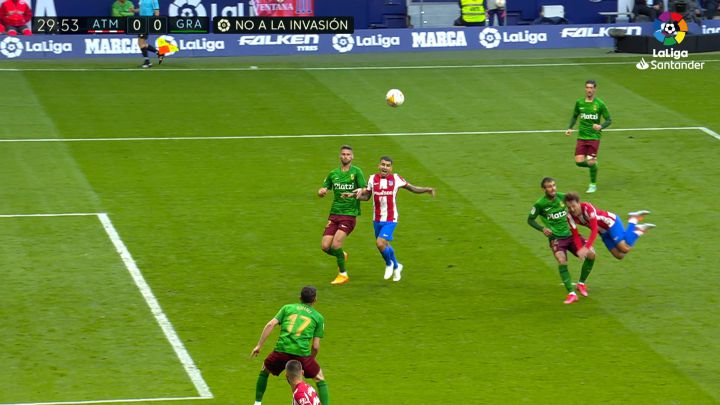 La acción que tiene echando humo al rojiblanco: vean el posible penalti de Griezmann