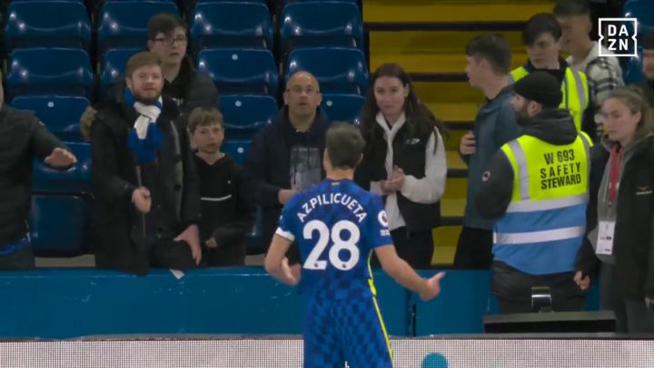 Esto es muy, muy raro de ver: Azpilicueta se encara con un fan después del desastre en el derbi