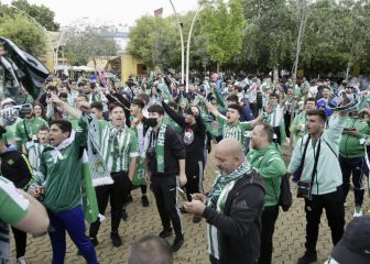 La afición del Betis llena de verdiblanco el centro de Sevilla