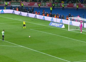 Y dicen que sólo es fútbol: lo que pasó tras el penalti decisivo hay que verlo porque es tremendo