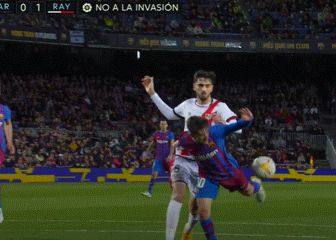 El Camp Nou ardió con el árbitro por este posible penalti a Gavi