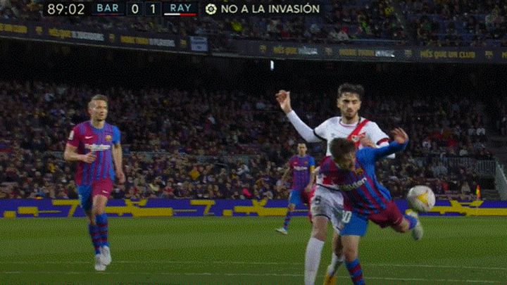 El Camp Nou ardió con el árbitro por este posible penalti a Gavi