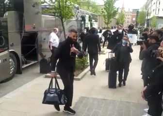 Los futbolistas del Madrid, aclamados a su llegada a Mánchester